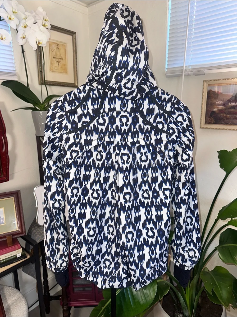 Lululemon Downtime Jacket Sprinkler Ikat Blue White Size 4 Rare